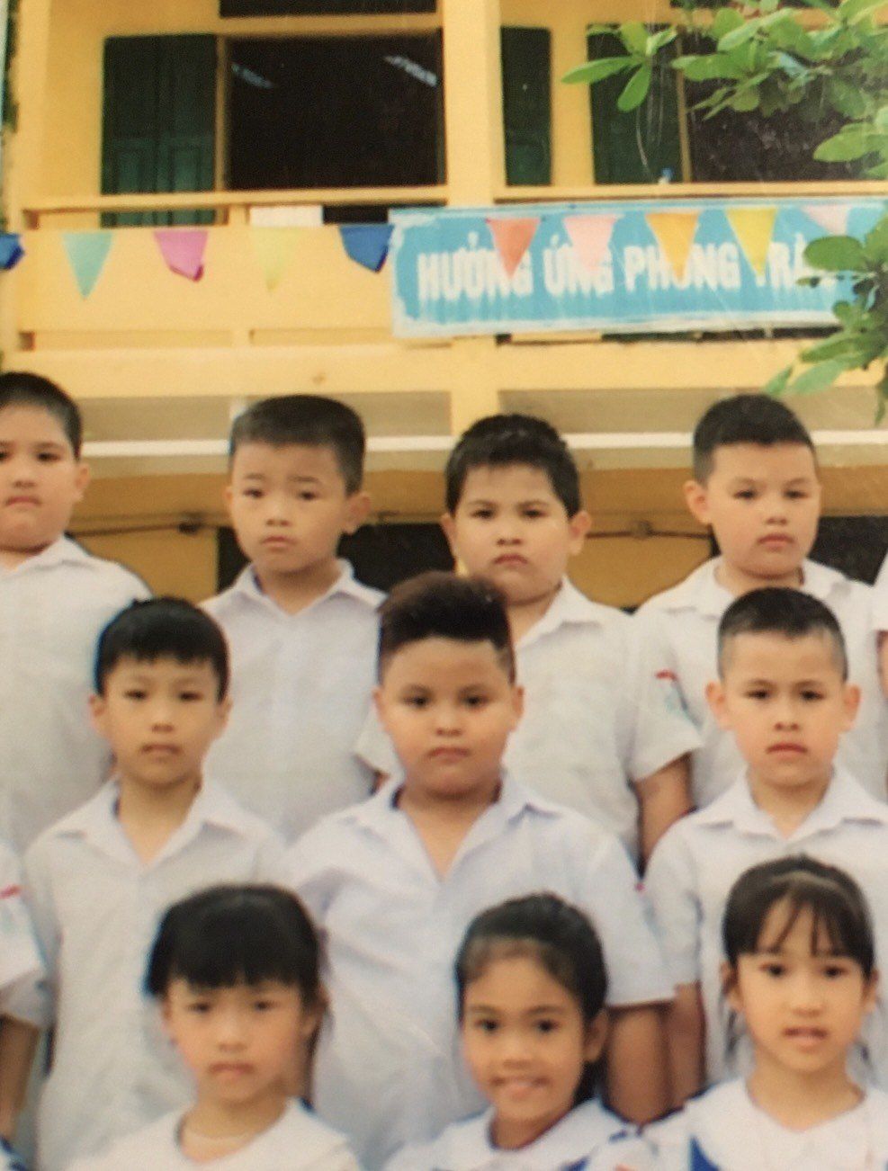 An early class photo of young students in white shirts in Vĩnh Phúc.