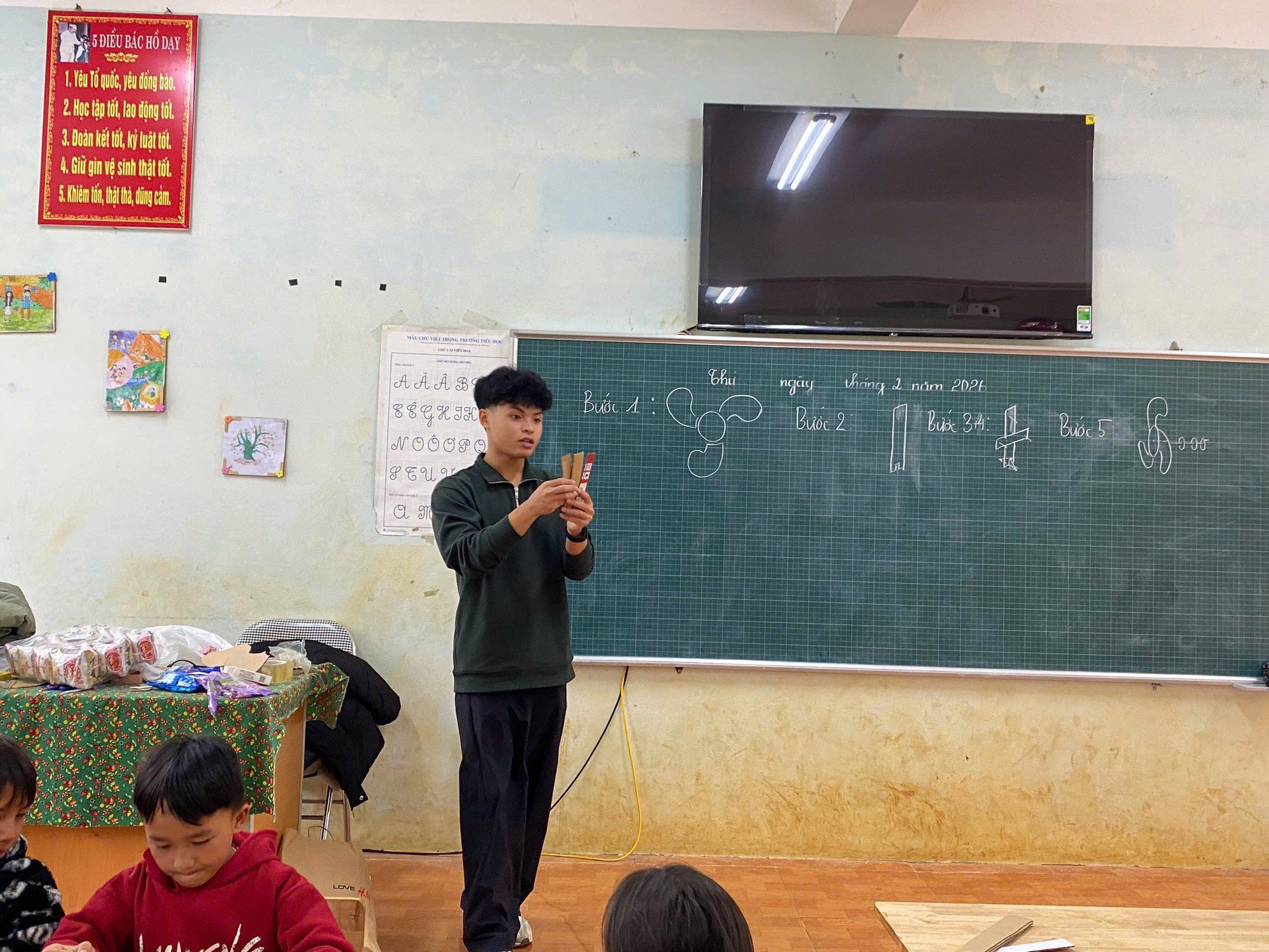 Bao speaking to a classroom of children.
